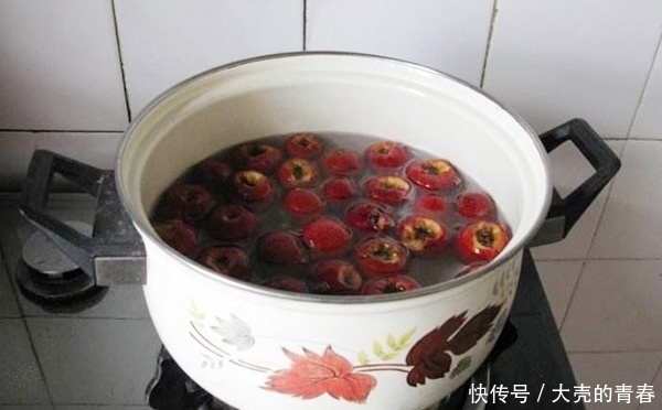 山楂加1物泡水喝,坚持下来,或会收获不少好处,利湿、清肠毒