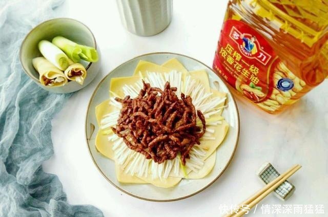 正宗的京酱肉丝在家做,卷一个塞嘴里,巨幸福