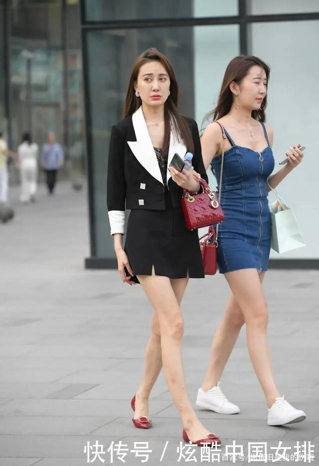 牛仔裙的时尚女士,牛仔的面料质感十足,尽显年轻活力