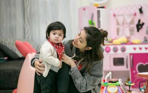 萌娃看到一个月未见的妈妈，激动成“表情包”，娃多大能认出妈