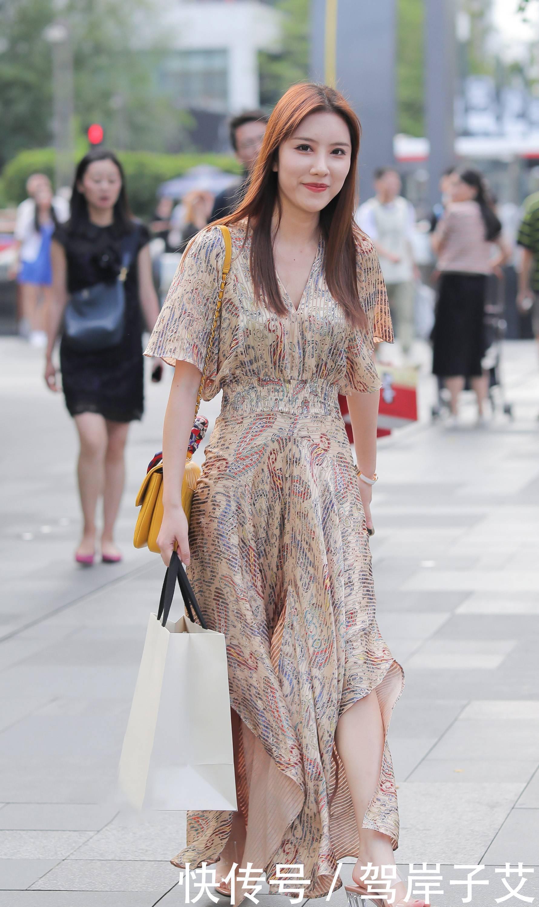 雪纺印花连衣裙搭配水晶高跟凉拖鞋,穿出清凉感,显身材又有气质