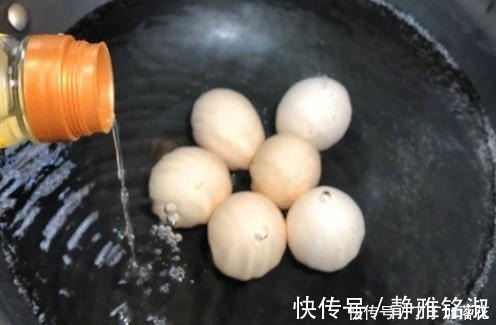 煮鸡蛋|煮鸡蛋时，一定不能直接加水煮，多加1样，蛋壳一碰就掉，更香嫩