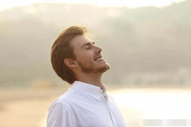 肝脏|男人晨起后,坚持做这3件“好事”,帮你养肝排毒,给肝脏“洗洗澡”!