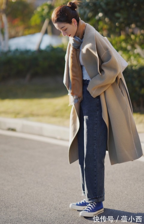 时髦|今年多穿“大衣”,内搭毛衣+牛仔裤,下搭帆布鞋、靴子时髦高级