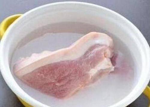 冰箱里刚拿出的冻肉,千万别拿水泡!教你1招,3分钟把冻肉解冻