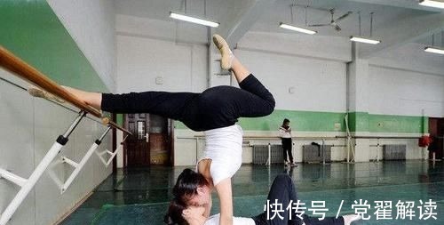 自学|6岁女孩自学舞蹈,当做到这个动作时,宝妈红着脸制止了孩子