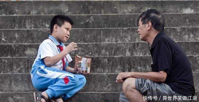 蕾蕾|姥爷抱3个月外孙,却遭“白眼”攻击,网友表情管理很到位