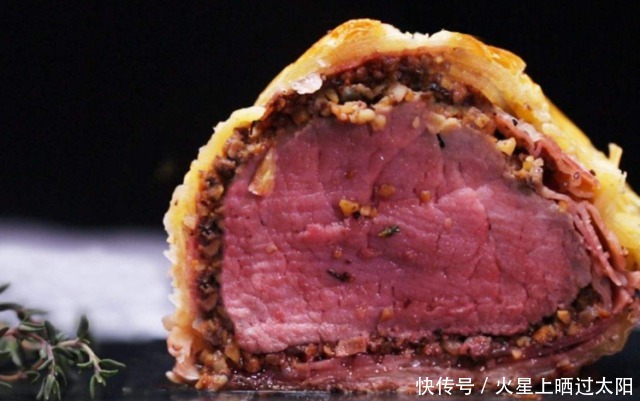  威灵顿牛排到底有多牛？大厨一刀切开后，太惊艳了！