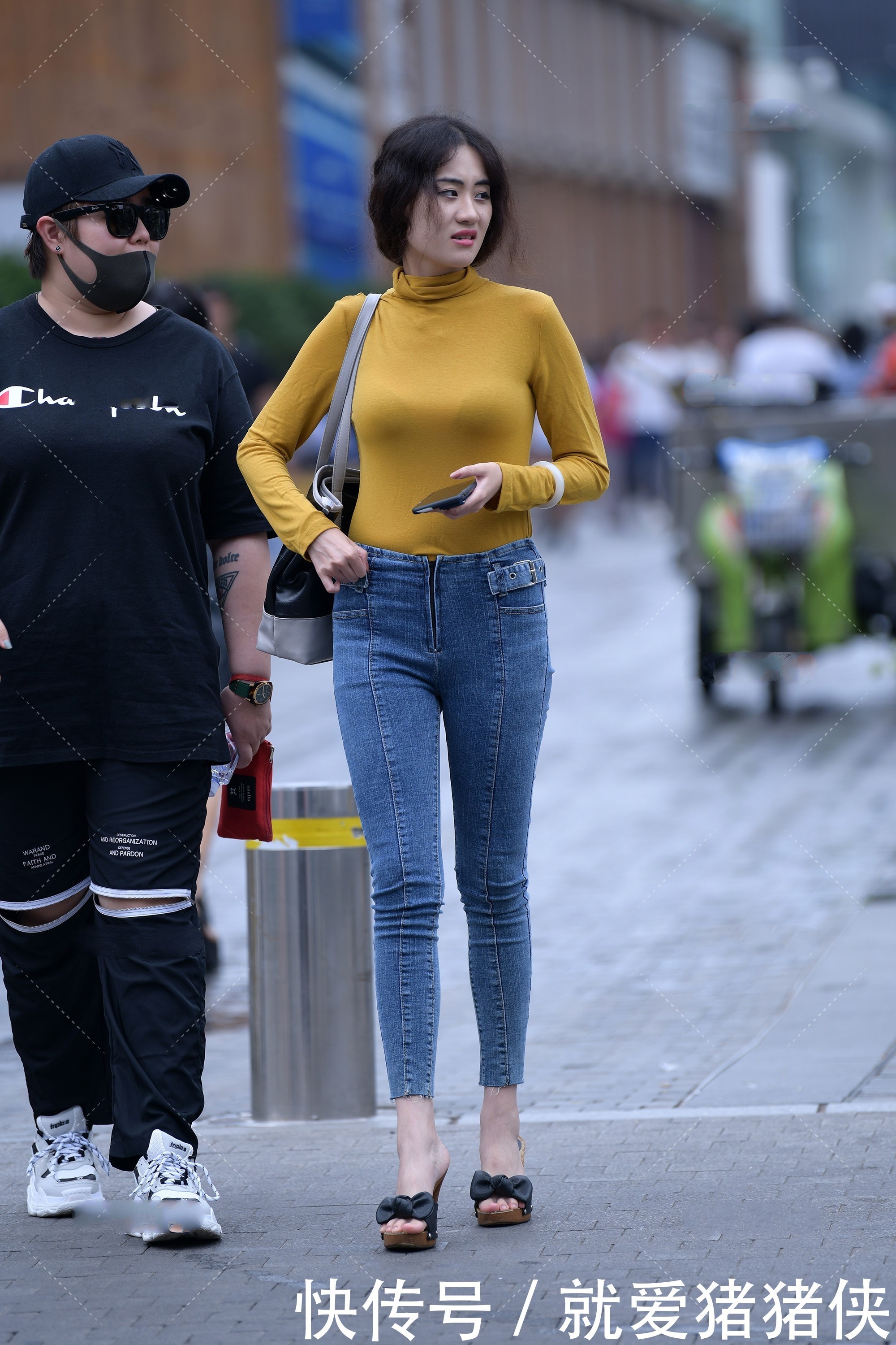 打底|高领打底衫,搭配蓝色裤子,简单的衣服搭配起来也很好看