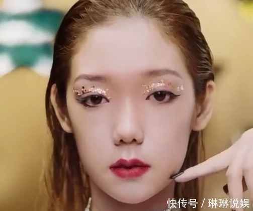 硬糖少女圣诞|硬糖少女圣诞妆容:希林高级,刘些宁美,张艺凡把脸当调色盘?