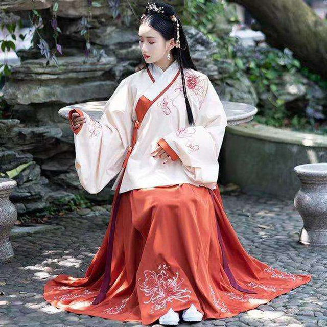 中国校服千篇一律，汉服落落大方，用汉服取代校服行得通吗？