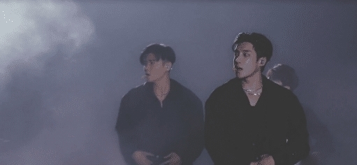 《哥哥》四公,他们两人在逆光沙地舞台里与伴舞们齐舞,飒气十足