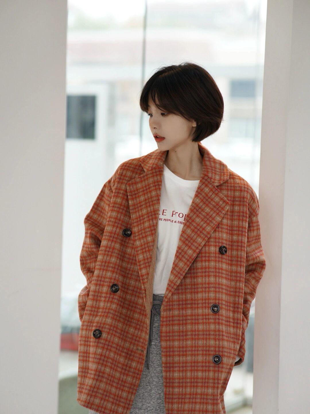 穿搭|冬天想要穿出甜美可爱风,少不了一件米白色毛衣的搭配,搭配卡其色半身裙,更加温柔!