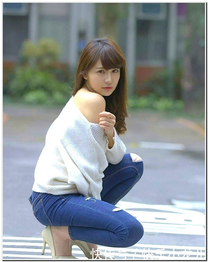 尽显|街拍高挑女孩性感漂亮,尽显美腿白到发光