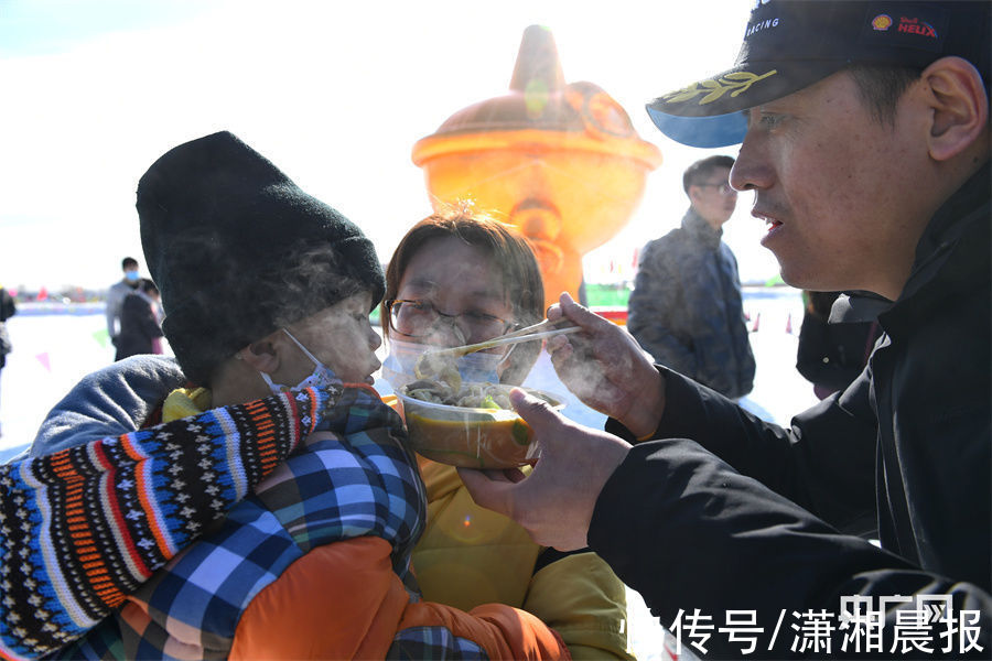 冰雪季|呼和浩特冰雪季：上百人冰天雪地里吃火锅