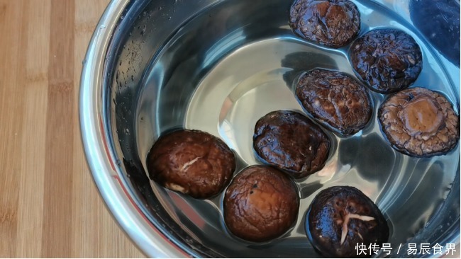 黄焖鸡米饭,必须会做的一道菜,口感鲜嫩香味浓郁多吃三碗饭