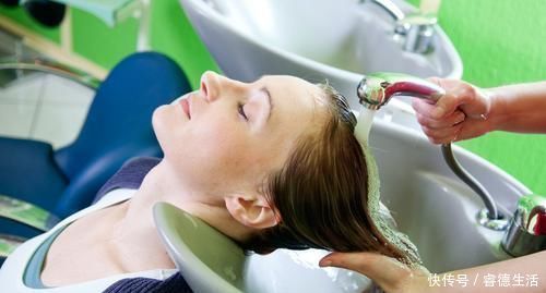 头发应该多长时间洗一次别再傻了,难怪你的头发掉得这么快