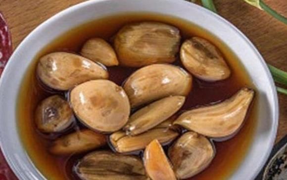 大蒜泡酒对男性好处多多，功效多多，牢记为身边人健康泡一些