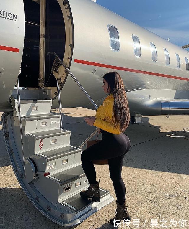 空姐|俄罗斯“唯美空姐”,蜂腰硕臀惹人眼球,完美的沙漏型身材!