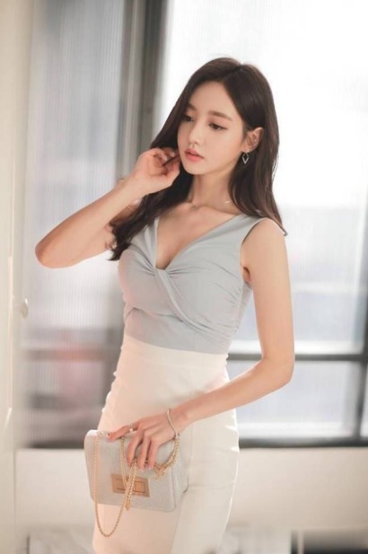 特大气 楚楚动人的小姐姐,搭配紧身裙,美得一点也不会掉范!