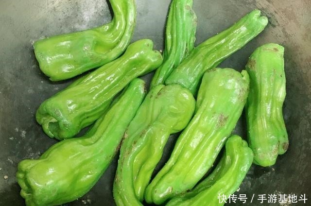 做虎皮青椒时,先放盐还是青椒很多人弄反了,导致不起皮不入味!
