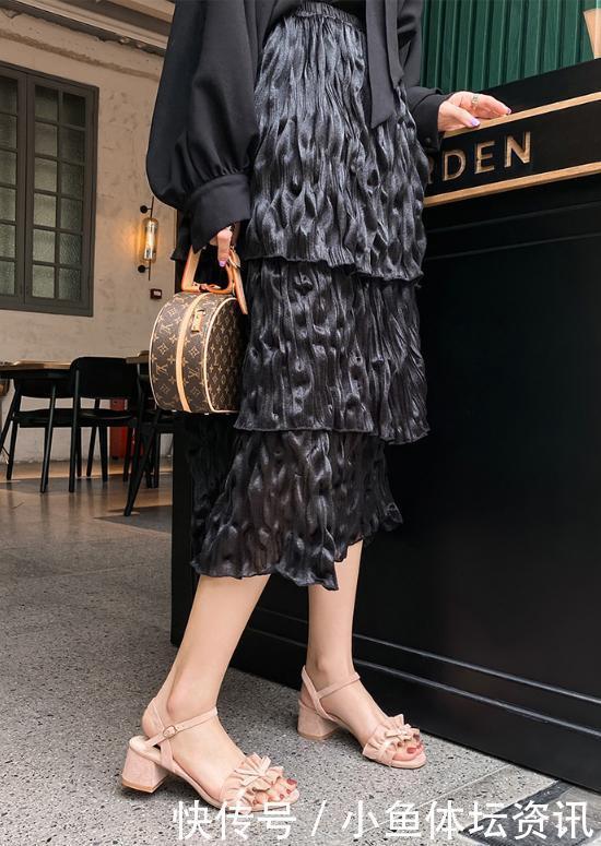 凉鞋不一定要选细跟的,粗跟不但稳健时尚还在众多细跟中脱颖而出