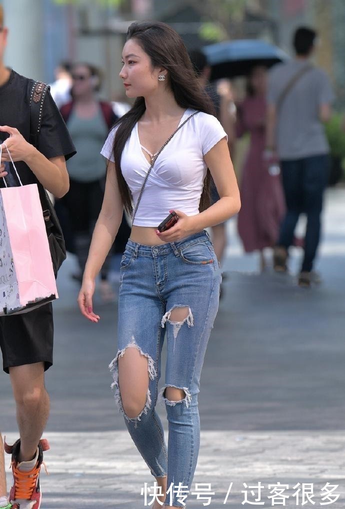 穿搭 男友送的牛仔裤,美女“穿烂”都不舍得扔,“露着”膝盖还要穿