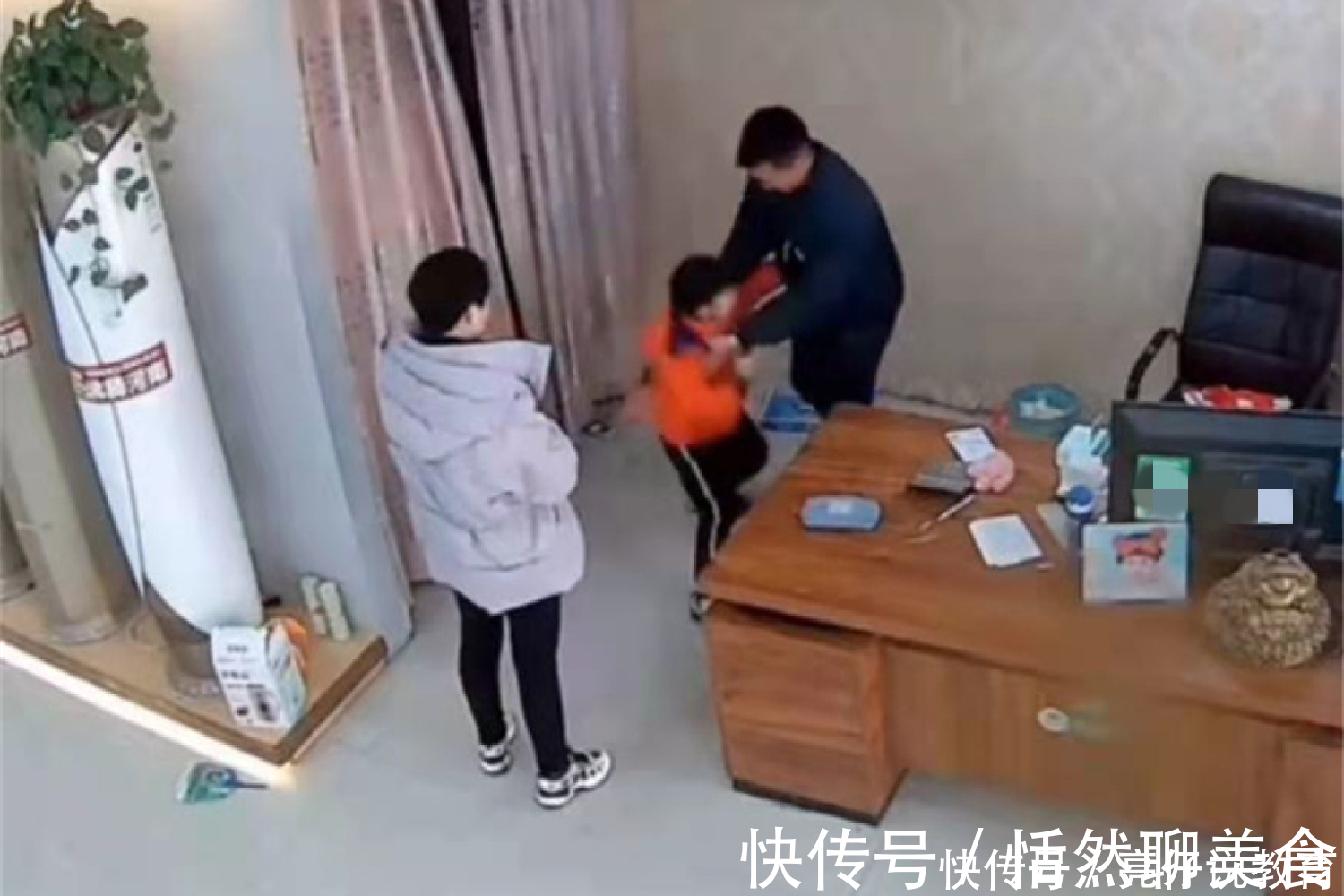 小棉袄|双胞胎儿子误以为爸爸欺负妈妈,举起拖把“护母”,有点暖