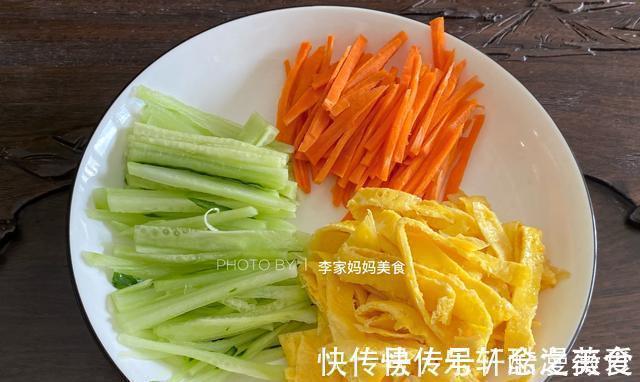 粗茶淡饭|夏天就馋这碗面,简单营养,同事吃这么少,难怪体重不过百