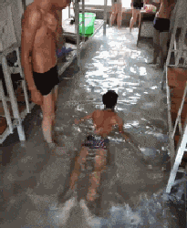 |搞笑GIF：坐地铁时对面坐着一位漂亮的外国妹子，我要搭讪吗