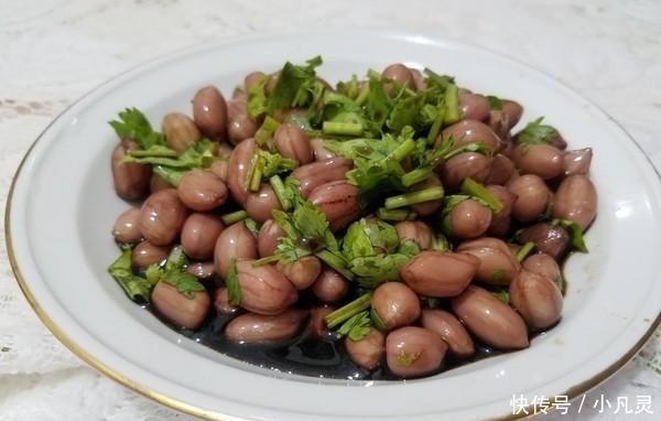 花生不用炸不用煮,这样做简单又美味,每周吃几次,清热又降火