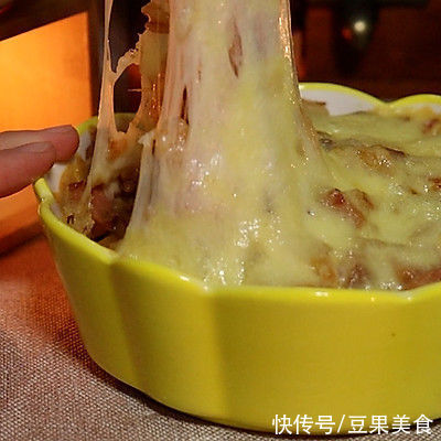 披萨|#一口新年味，全家享佳味#会拉丝的芝士焗饭，好吃到舔盘