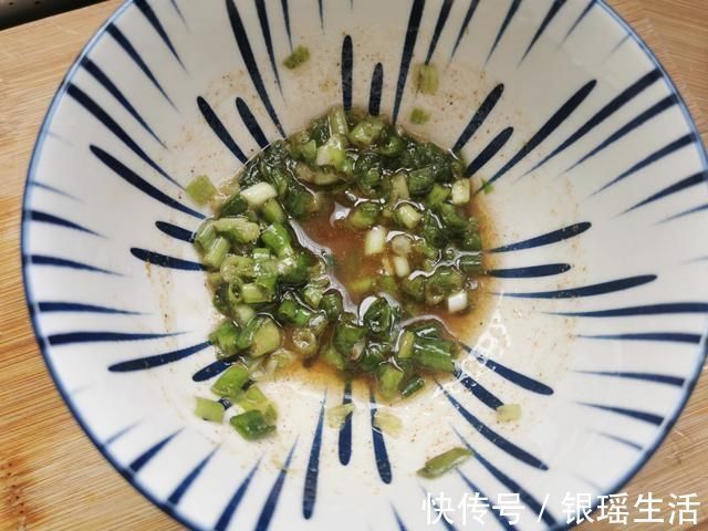 不粘锅|一家三口的晚餐，10张饼1盘菜，好吃接地气，老公抱怨没吃饱