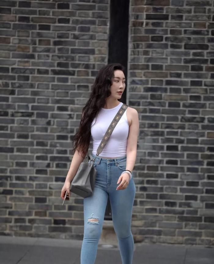 修身款式的牛仔裤，当然会使得腿更加长了