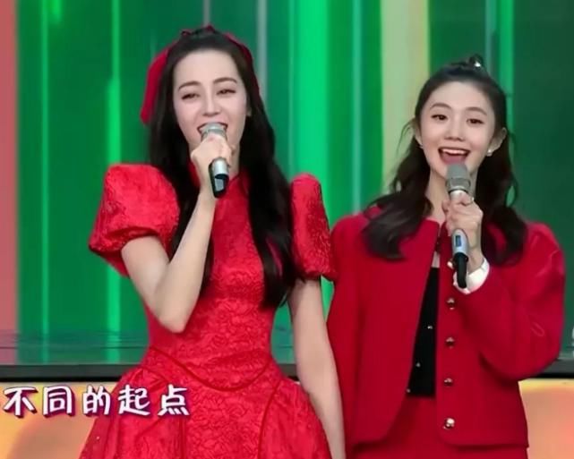 央视春晚亮点多：周杰伦撞脸陈赫，韩红酷似刘欢，倪妮最吸睛