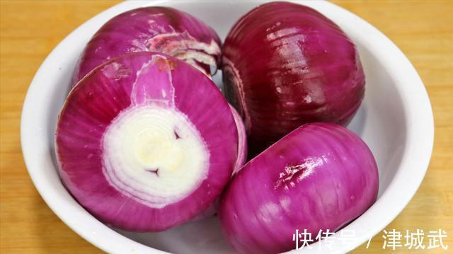洋葱别总是炒着吃，试试这种新做法，实在太香了，营养开胃又解馋