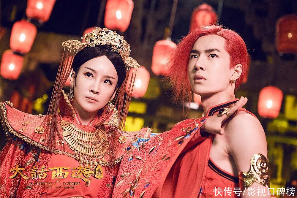 王一博|当红明星有哪些心酸的龙套史？王一博造型雷人，肖战充当背景板