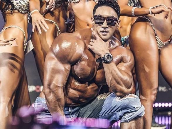 场面|当黄哲勋遇上E杯小姐姐，胸肌完全不输，场面一度十分尴尬