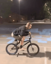 |搞笑GIF:速度很快呀,就是地有点滑!