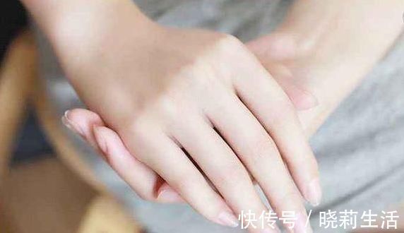 小苏打和蜂蜜放在手心上,解决了大多数女人的烦恼,省钱又实用!