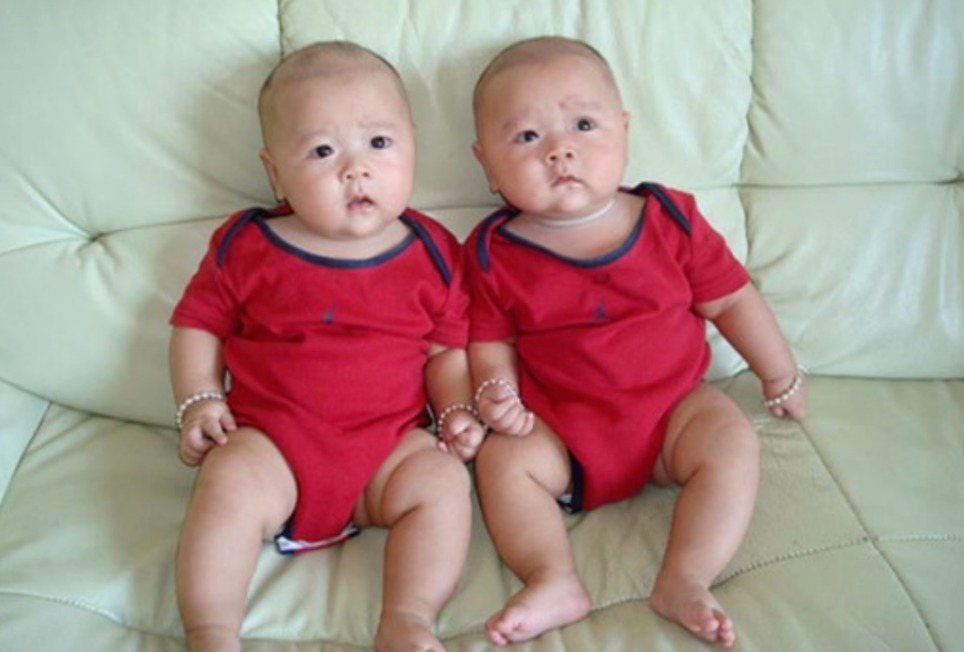 奇葩|父母为了区分多胞胎，给孩子搞“发型设计”，结果一个比一个奇葩