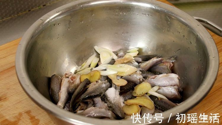 小鱼|炸鱼时,有人用淀粉有人用面粉?都不对,大厨教你正确做法