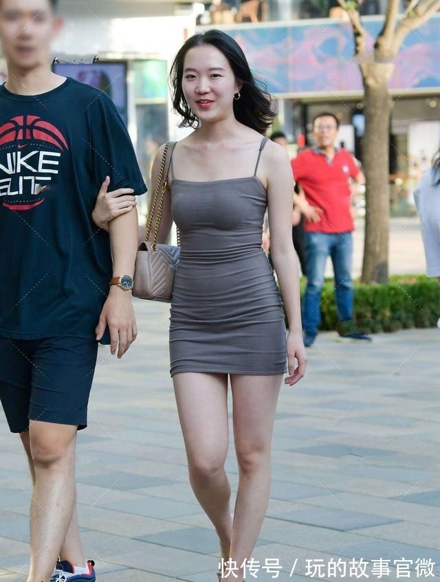 肩包 深灰色修身裙，质感轻薄，搭配米白色单肩包大方优雅！