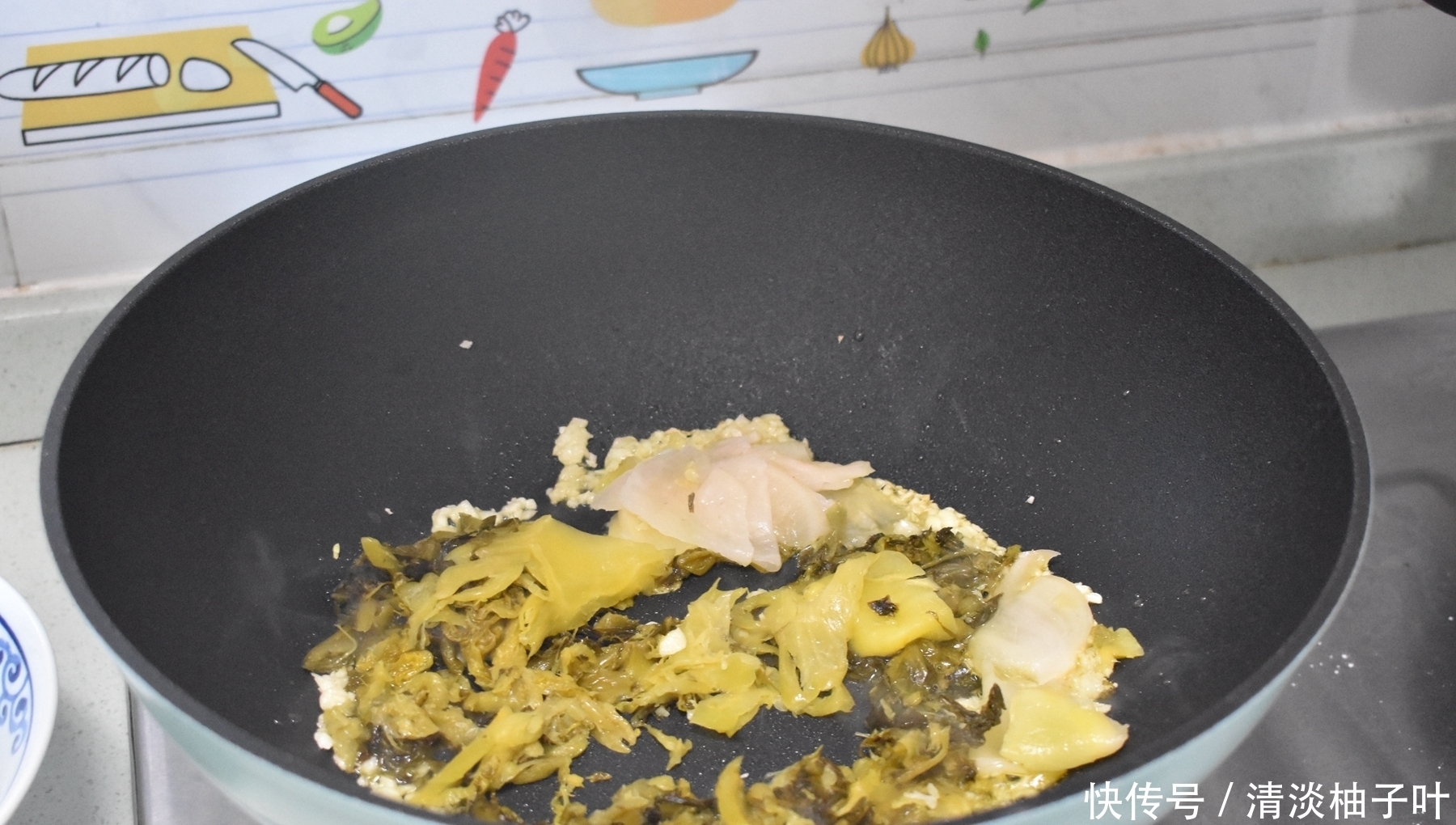 生活|2人2菜1汤的午餐,酸菜鱼和排骨汤荤素搭配滋味无穷,认真生活