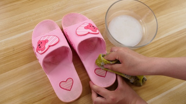 去污剂|去年的拖鞋还在用白醋洗教你个更好的清洗方法,洗得干净又省事