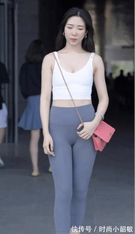 小白鞋 紧身瑜伽裤低调内敛不失优雅,配运动背心,穿出精致的高级感