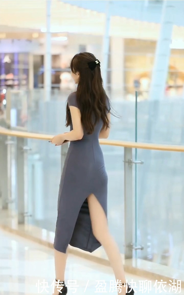 小姐姐一袭灰色修身连衣裙,穿出复古女人味,彰显优雅气质