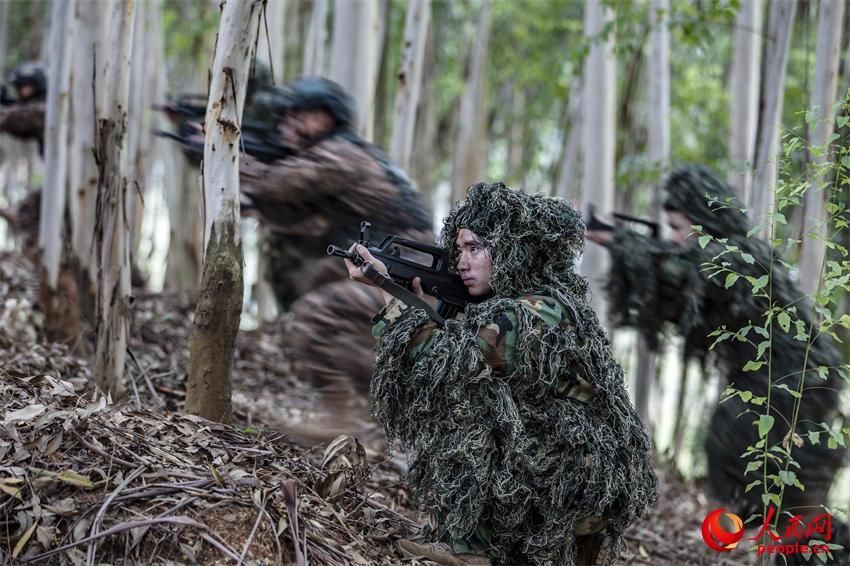 广西南宁：武警特战队员节后练兵忙