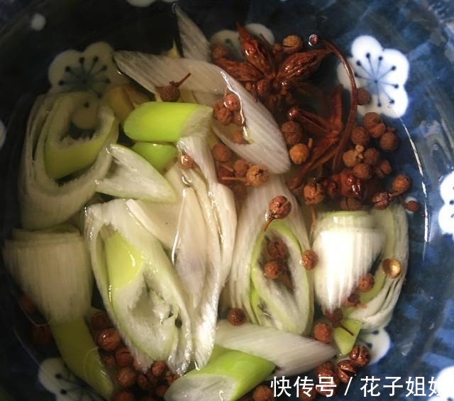 酸汤水饺,好吃到汤都不剩!