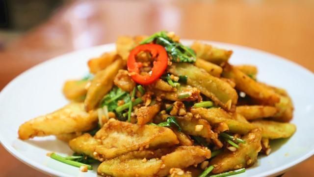 吃了20多年茄子,还是这种做法最好吃,油炸后蒜一拌,味道太好了